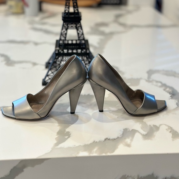 Beautiful,elegant Vintage Salvatore Ferragamo peep toe heels size 8! - Picture 3 of 16